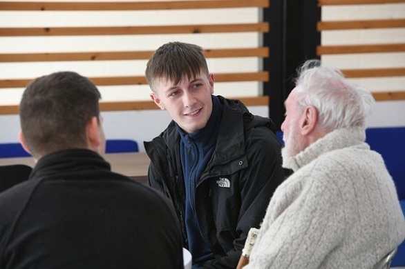 ثمانيني يأكل في مدرسة لتجنب الوحدة