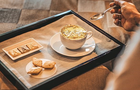 يجني آلاف الدولارات من الإقامة في