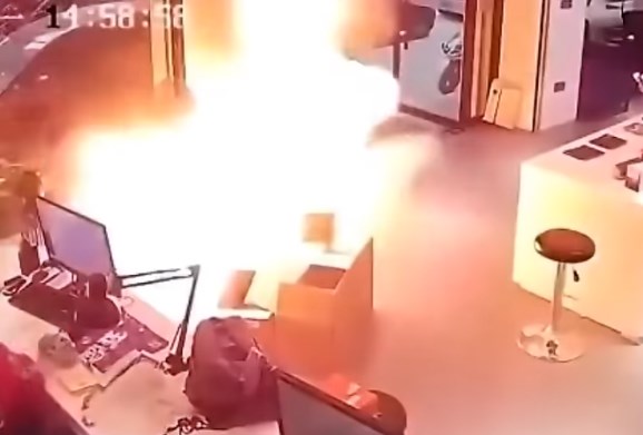 لحظة انفجار بطارية أثناء شحنها (فيديو)