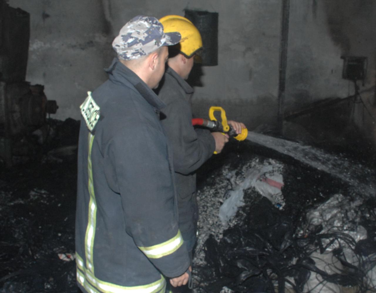 الدفاع المدني يخمد حريقا بمكتب في