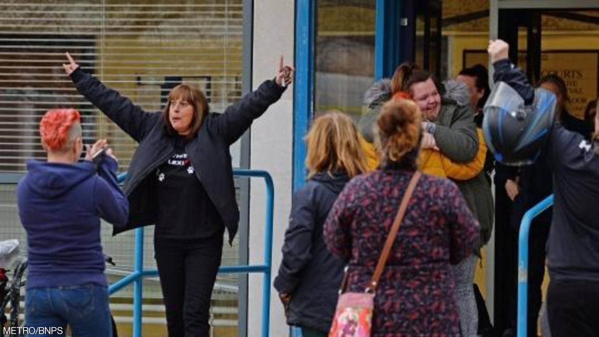 أم تهتف فرحا لسجن ابنها.. والسبب