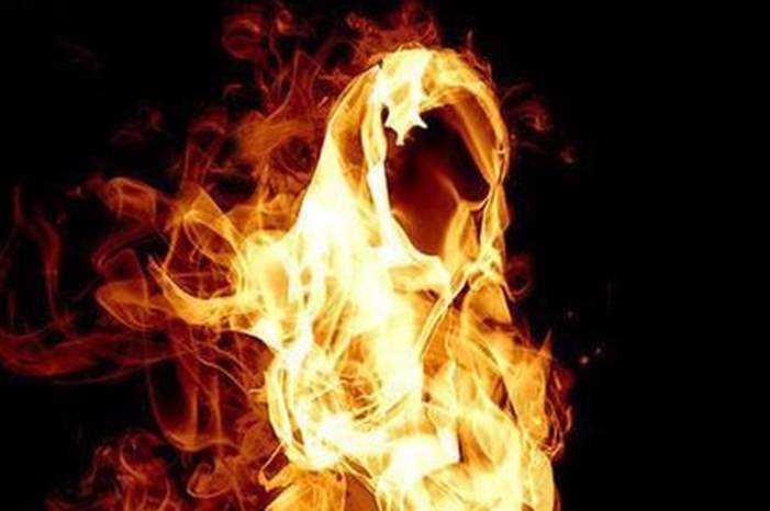 مصري يقتل زوجته حرقا لعجزها عن