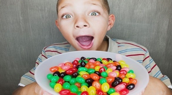 أطعمة تدمر أسنان أطفالك