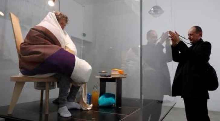 فنان فرنسي يرقد على 10 بيضات