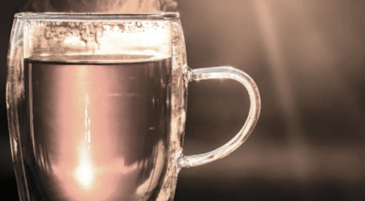 كأس دافئ من الماء صباحا يقيك