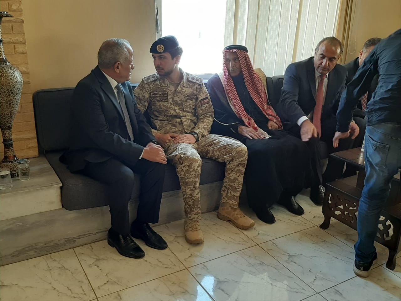 ولي العهد في منزل الشيخ حمدان