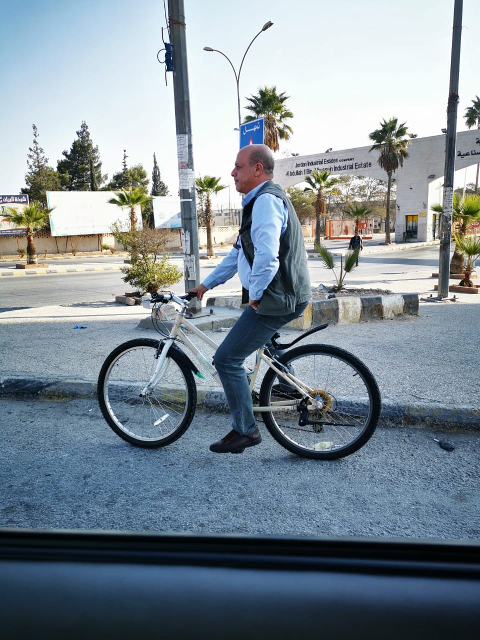 أول رئيس بلدية أردني يتوجه لدوامه