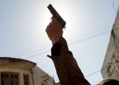 الحبس لمشتكى عليهم بحيازة سلاح غير