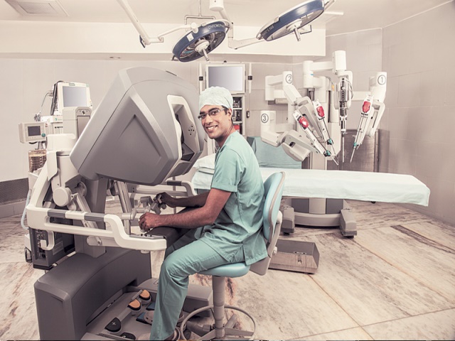 تخضع لجراحة روبوتية رائدة لإزالة ورم