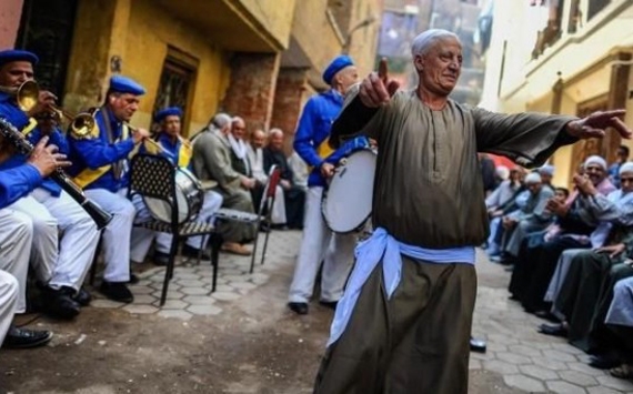 زفة مصرية تؤدي لترحيل العروسين من