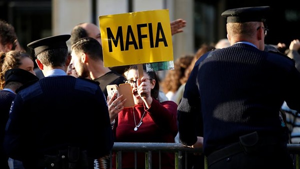 متظاهرون يلقون البيض على رئيس وزراء