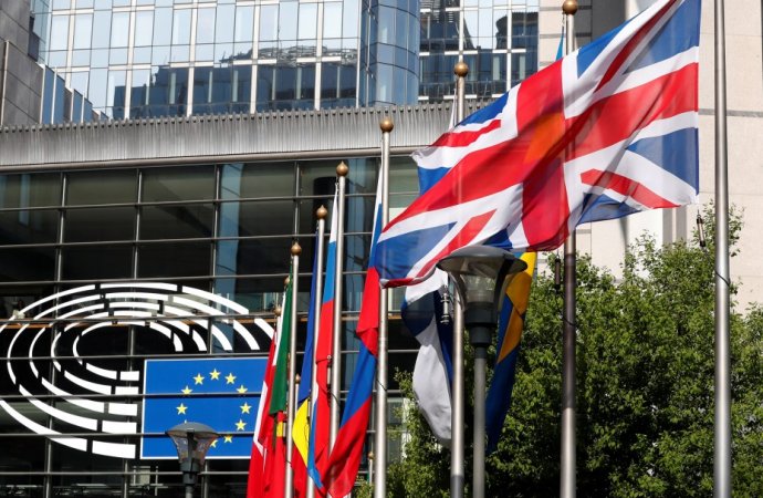 بريطانيا: تغيير ألف قانون ودفع 64