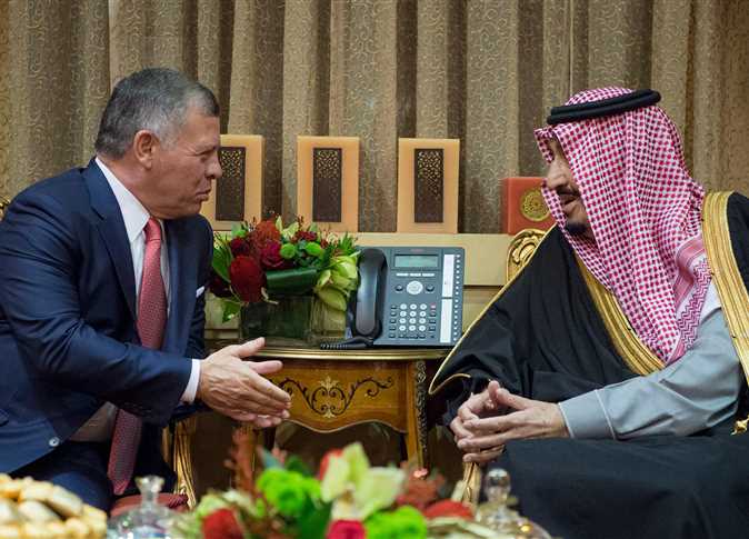 الملك يهاتف خادم الحرمين معزيا