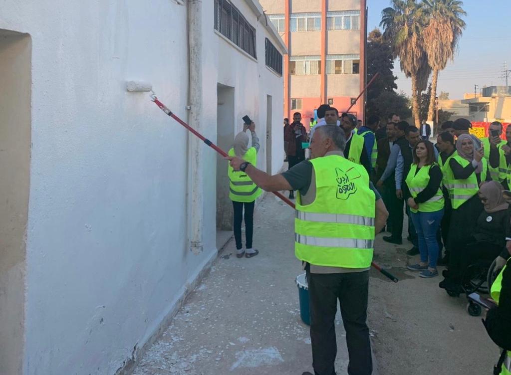 الملك يشارك بأعمال الصيانة لمدرسة الحلابات