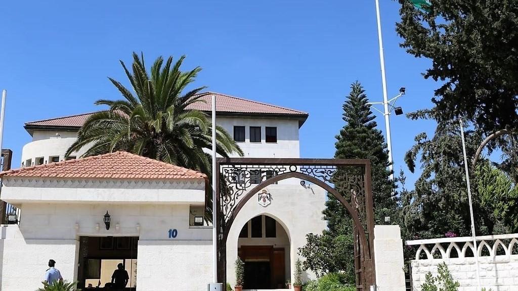 حزمة ثالثة تتضمن زيادة أجور موظفي