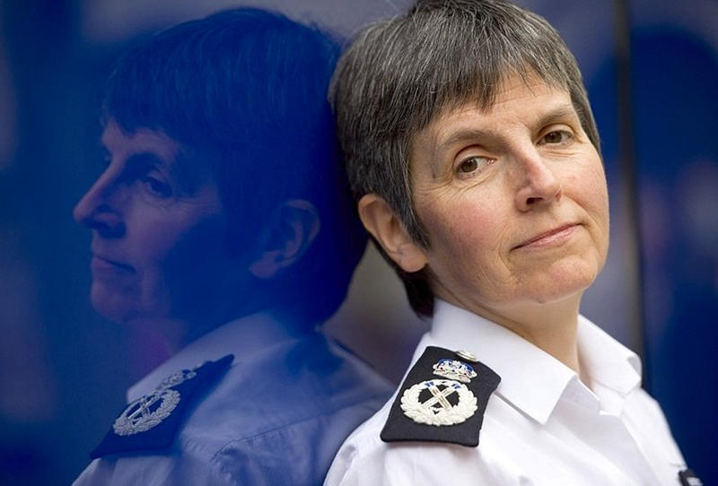 كريسيدا ديك أول امرأة تقود شرطة