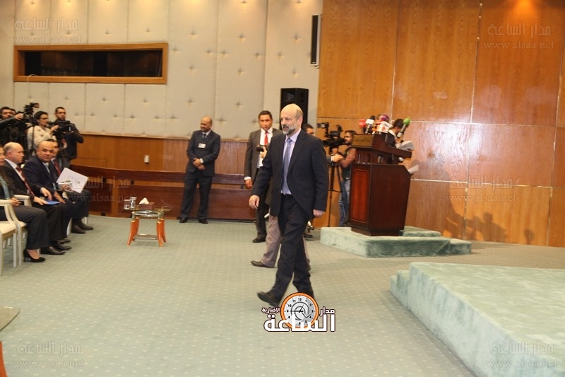 الحكومة تعلن عن الزيادات على رواتب