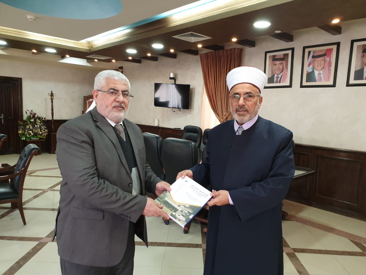 الغرايبه يسلم نسخة من تقرير حقوق