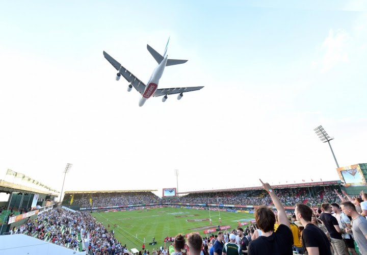 طائرة الإمارات A380 تفاجئ الجمهور بعبور