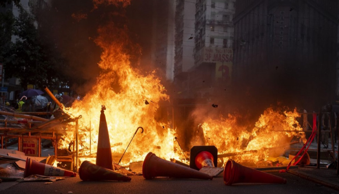 إجلاء 1069 شخصا بسبب حريق ضخم