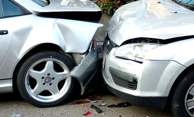 4 إصابات بتصادم 3 مركبات في