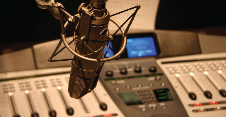 مدير إذاعة.. غاب سنة وصرف له