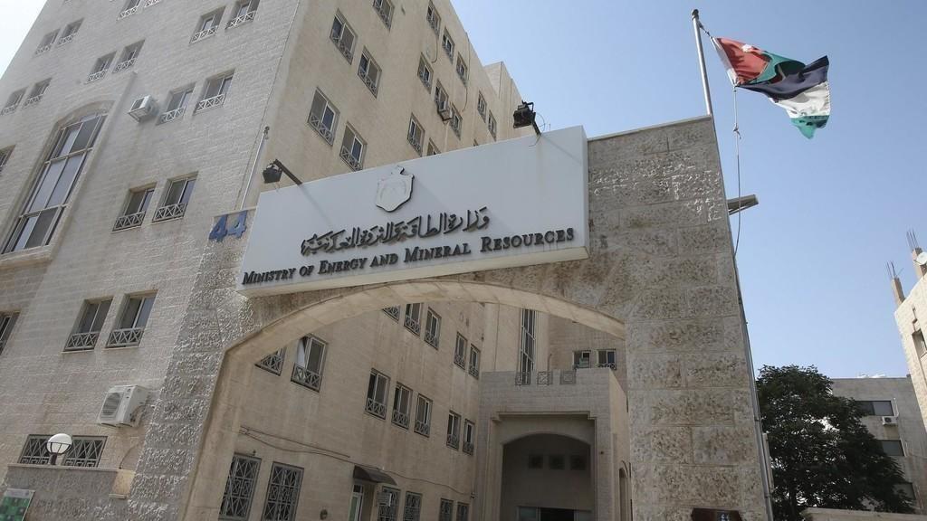 موظف بلا خبرات بـ 1800 دينار