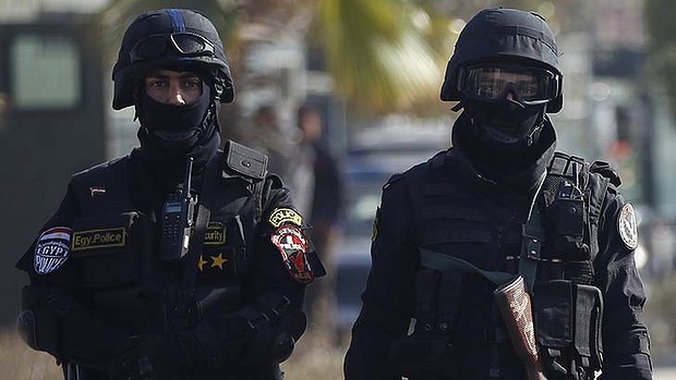 ضابط شرطة مصري يدفع سيارة بقدمه