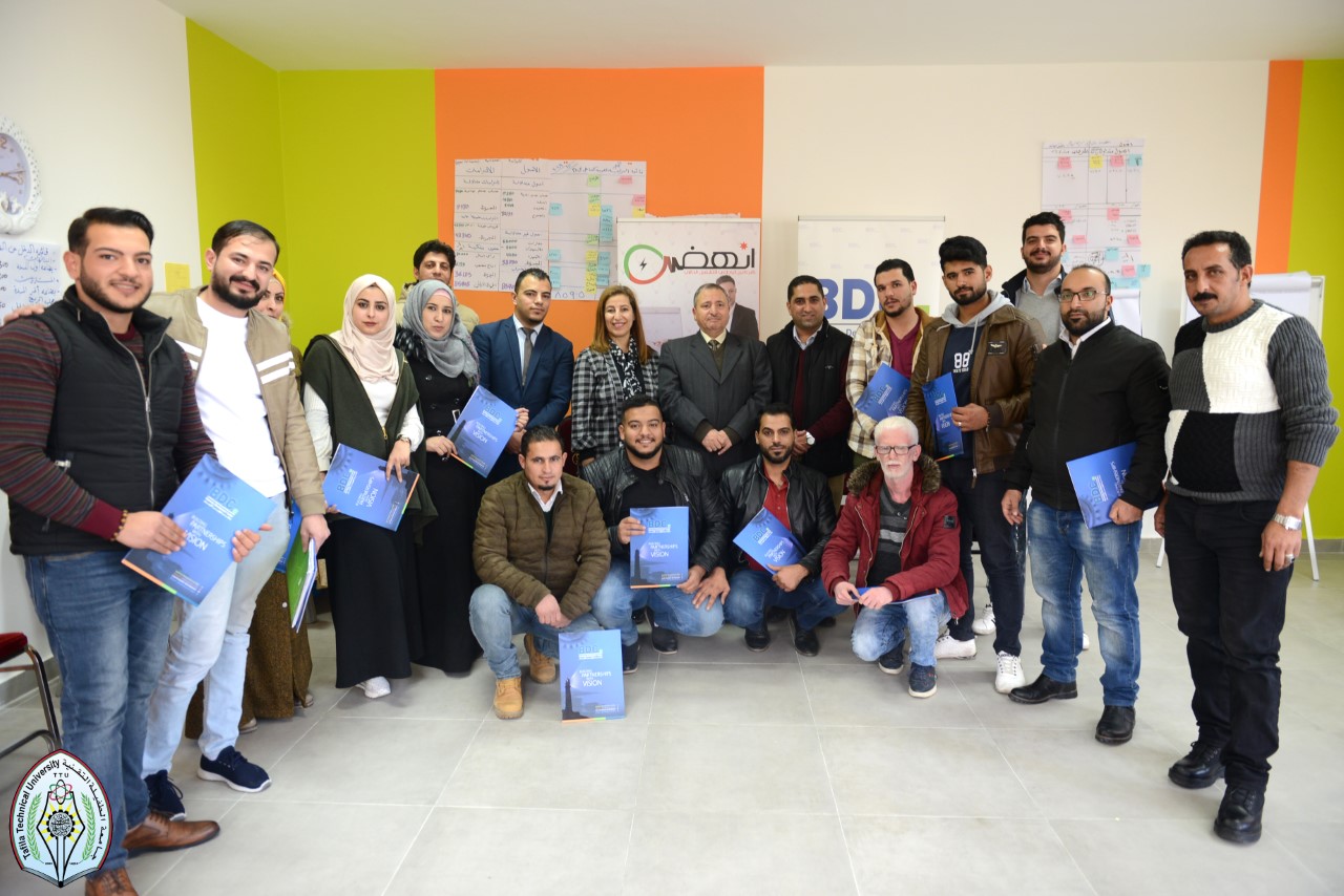 الدكتور الحوراني يخرج رواد حاضنة أعمال