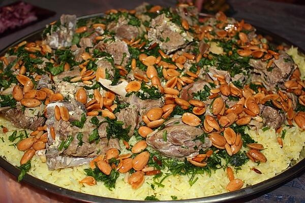 دبلوماسي أمريكي يجرب «منسف على الفحم»..