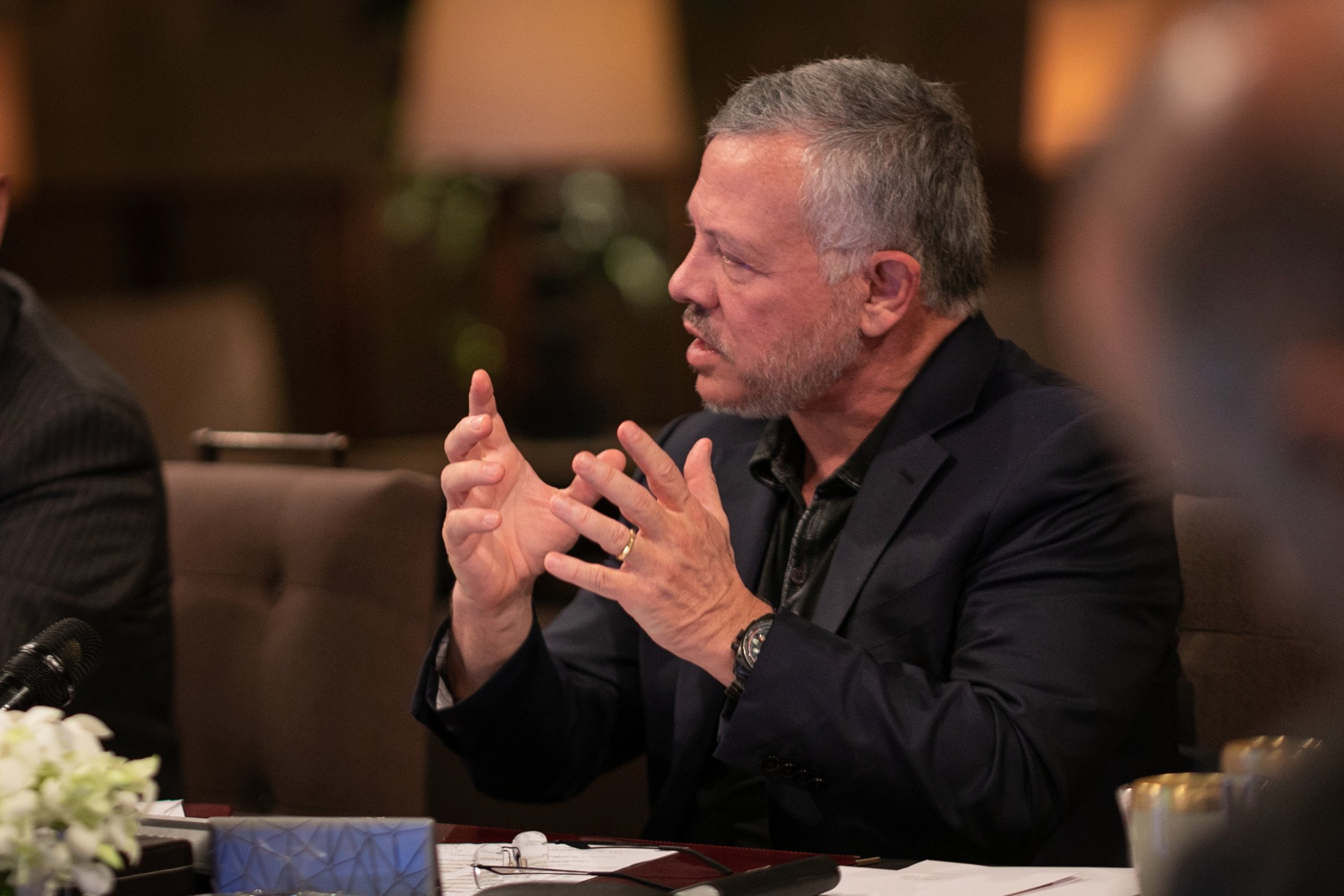 الملك يغادر أرض الوطن متوجها إلى