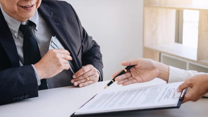 تعرف على قيمة الرشاوي في العالم