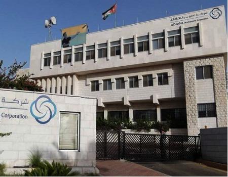 4 أشخاص يتهجمون على موظف بـ