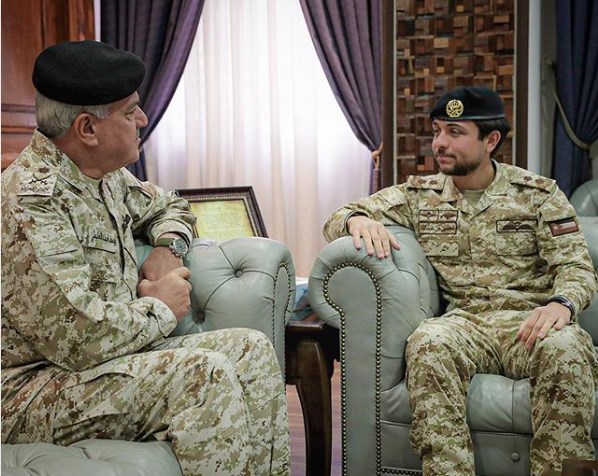 ولي العهد يزور القيادة العامة للقوات