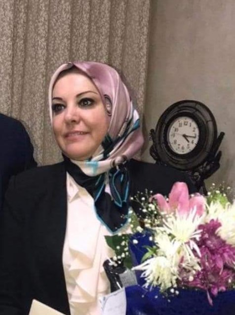 عبير النعيمي تحصل على جائزة المدير