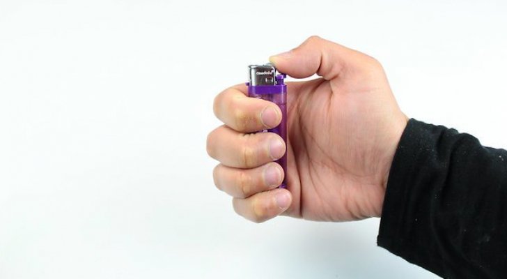 لديك صديق ’حرامي قداحات‘ هكذا تستطيع