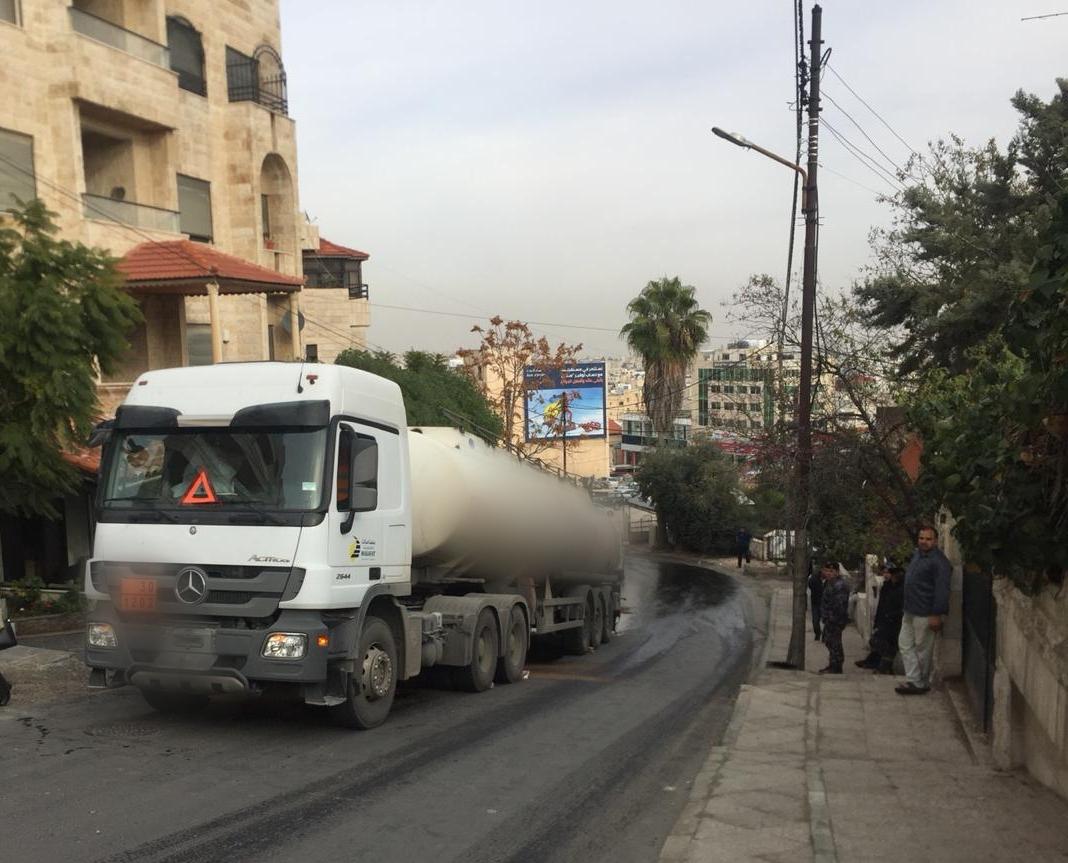 «الديزل» يتسبب بأزمة سير خانقة بتحويلة