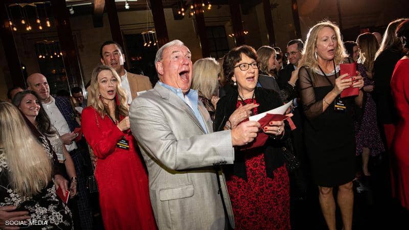 المدير فاجأ موظفيه.. وزع 10 ملايين