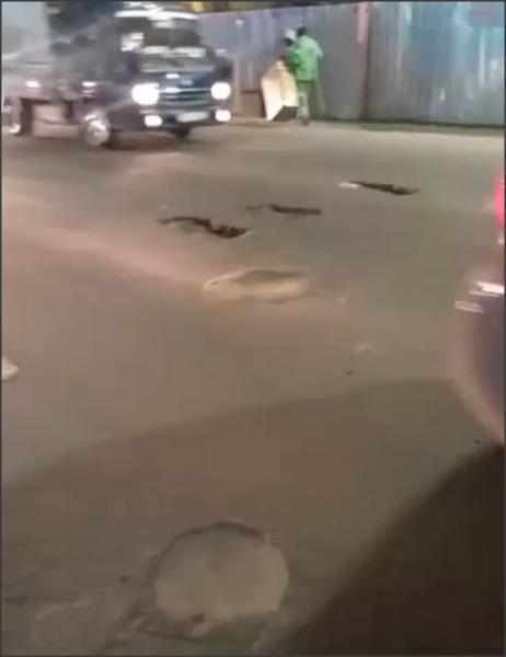 حفرة “ملزقة” بالعجل.. ليست مزحة بل