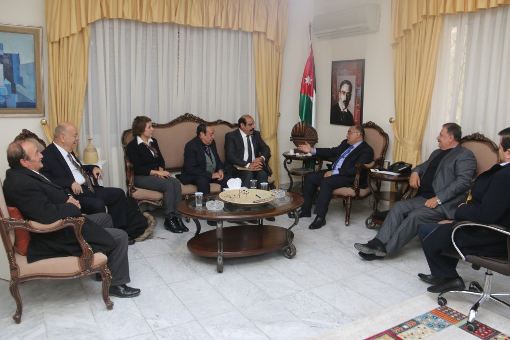 رئيس واعضاء من اتحاد الكتاب والادباء