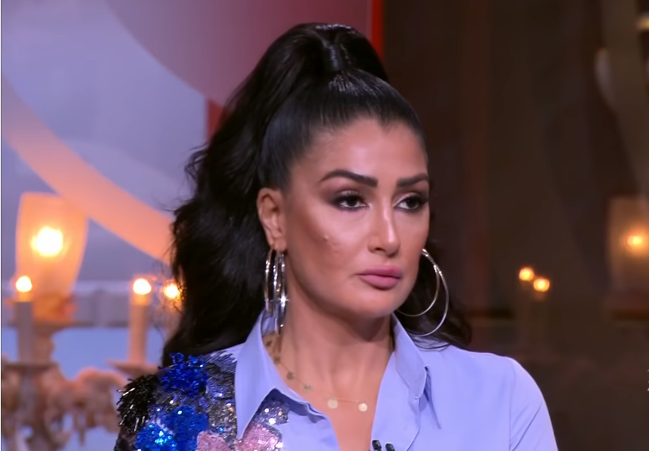 مخرج يتهم غادة عبدالرازق بالبلطجة