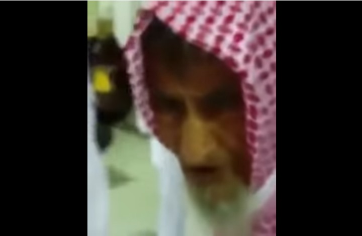 ضرير لم يفارق الحرم المكي منذ