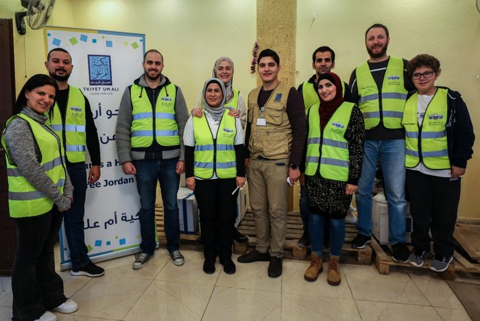 «البنك العربي» يوزع بطانيات على الأسر العفيفة