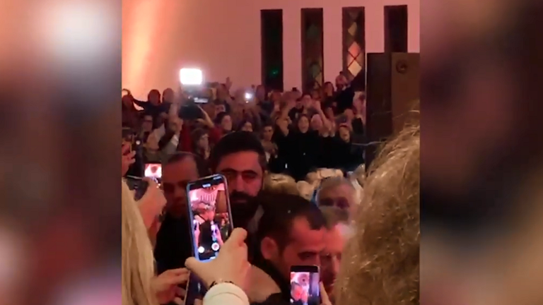 طرد رئيس وزراء لبناني (فيديو)