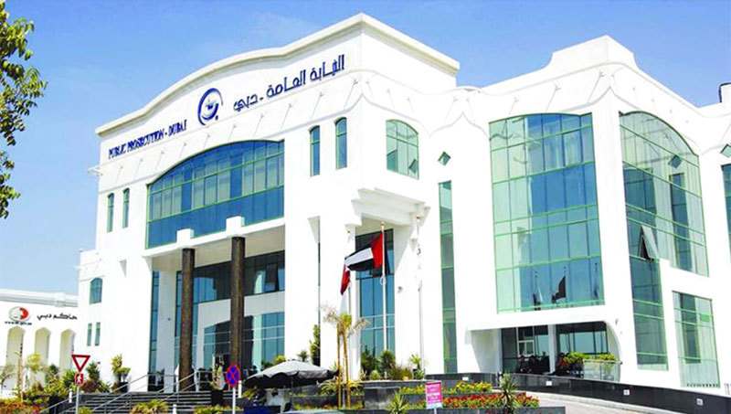 مشيته المعهودة تكشف سرقته من مقر