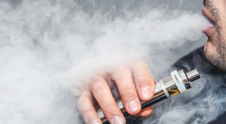 مدخنو السجائر الإلكترونية عرضة للإصابة بهذا