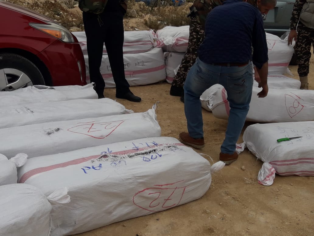 الجمارك تحبط تهريب حاوية البسة أجنبية