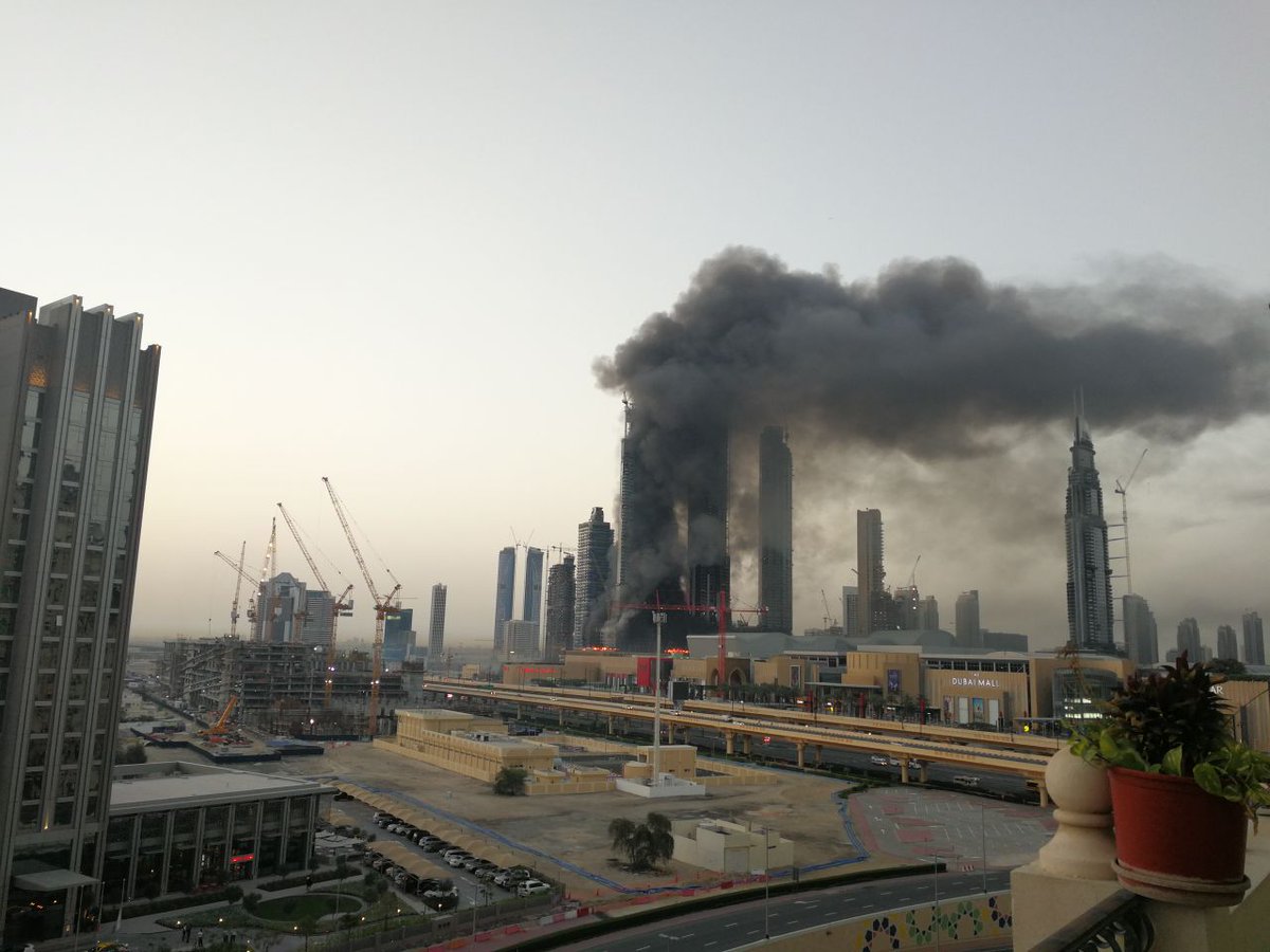 اندلاع حريق في محيط دبي مول-