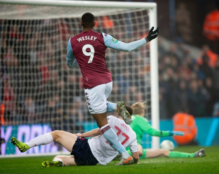 أستون فيلا يستغل الغيابات ويسحق ليفربول