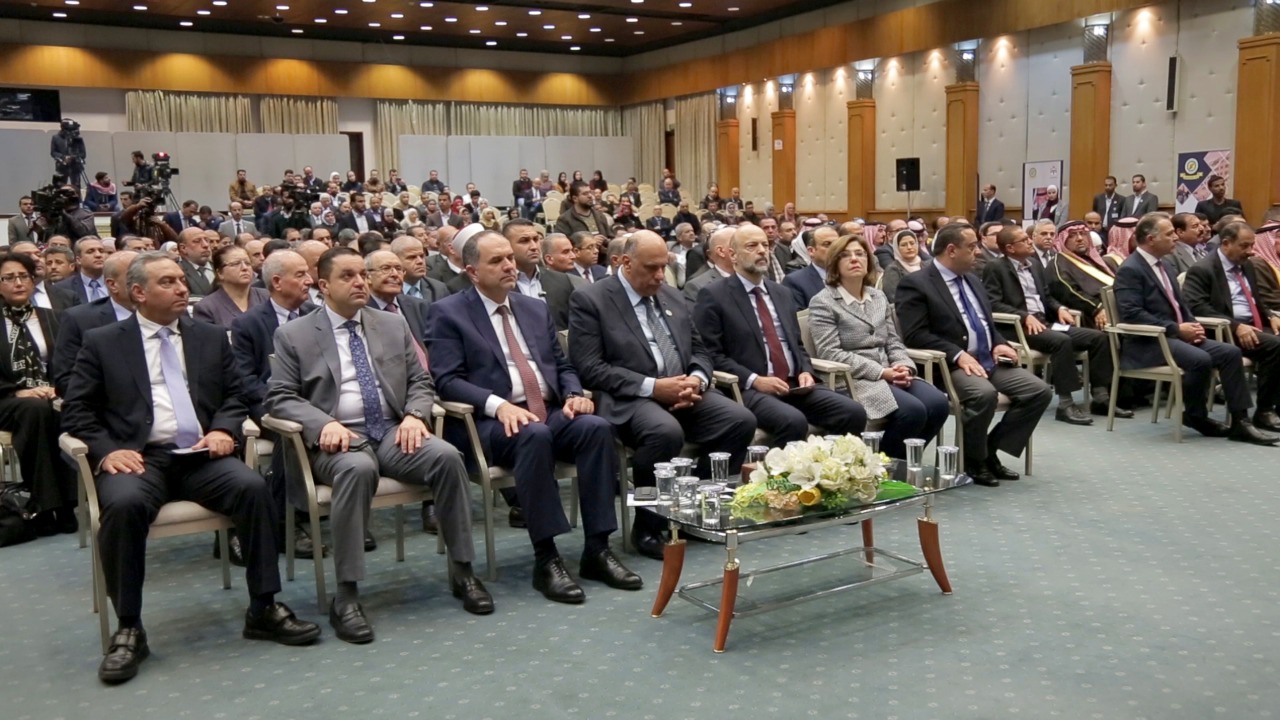 الرزاز يمنح جائزة الموظف المثالي لعام